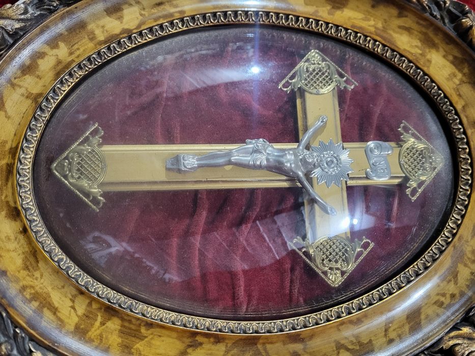 Stary krzyż w ramie za szkłem