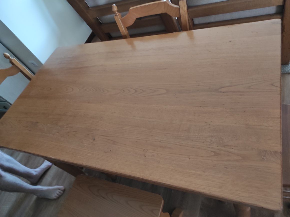 Vendo mesa e cadeiras de cozinha