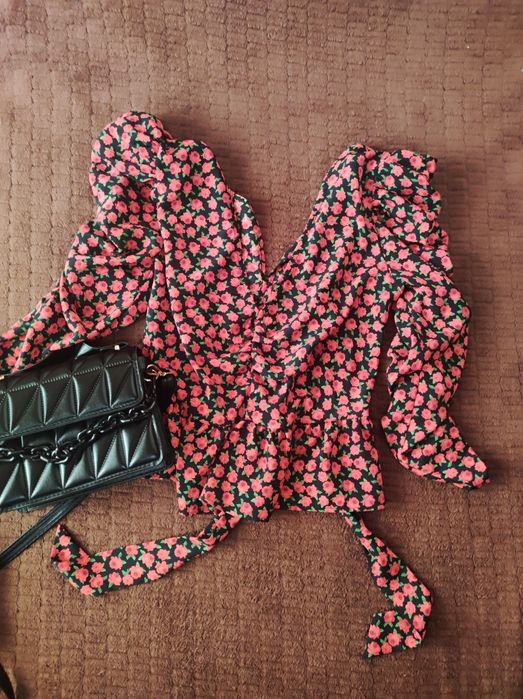 Нова блуза, з гарним розрізом для грудей.