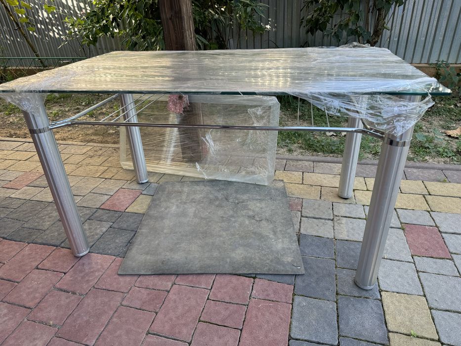 Стіл скляний, повністю нормальний