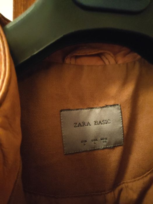 Blusão de pele cor caramelo.