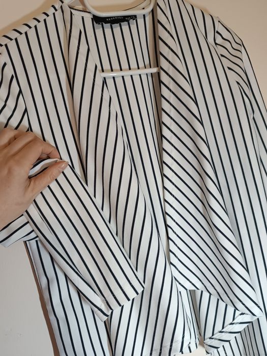 34 Reserved narzutka marynarka żakiet blazer biała