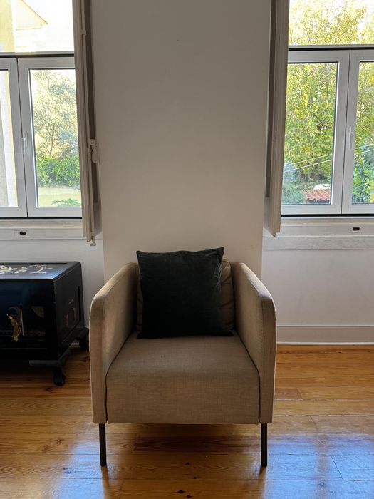 Cadeira de braços bege em ótimo estado