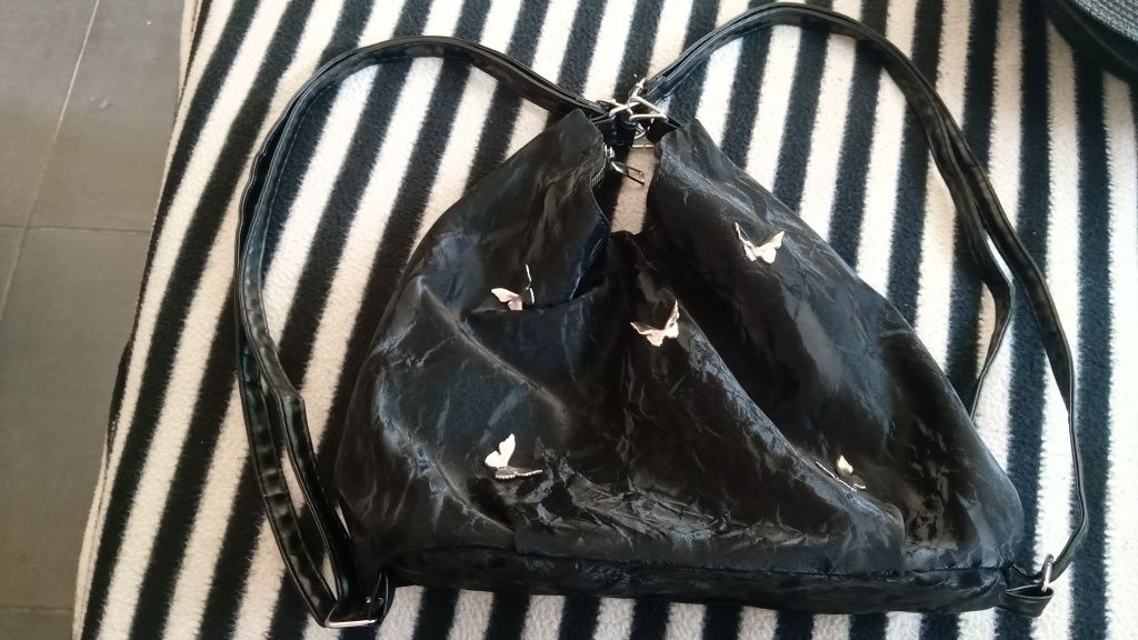 Mala-Mochila preta c/ borboletas prateadas