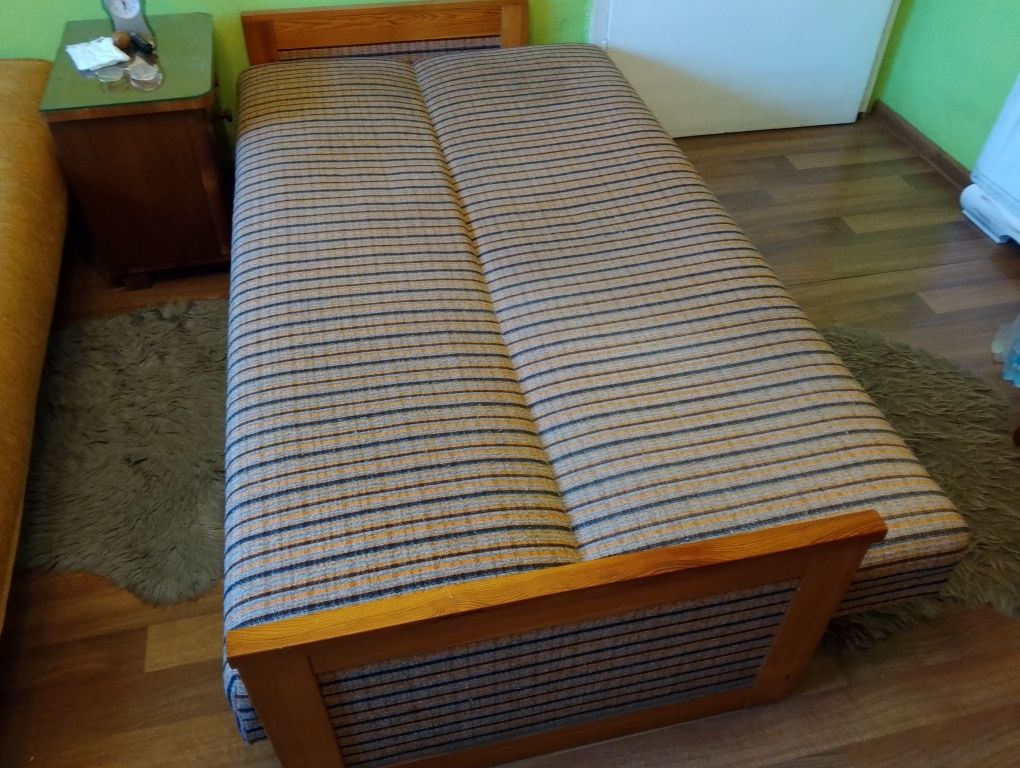 Tapczan z funkcją spania.