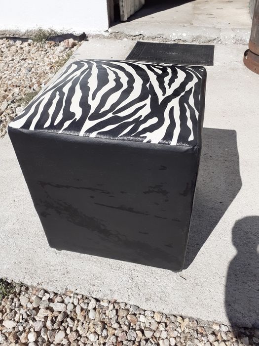 Puff 40x40 cm preto e branco em napa