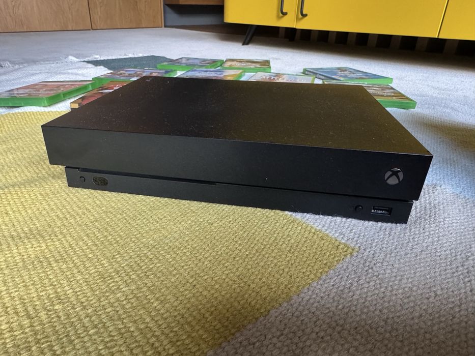 X Box One X 1,6tb + pad + 9 gier