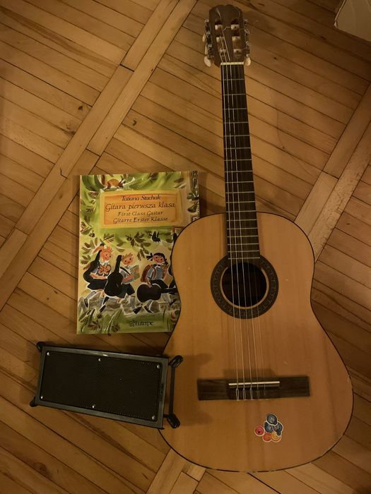 Gitara dziecięca, książka do nauki gry, podnozek