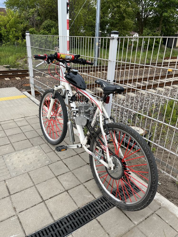 Montaż rowerów z silnikiem spalinowym