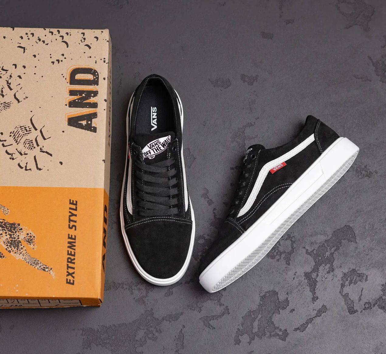 Мужские замшевые кроссовки vans черные на белой подошве кеды