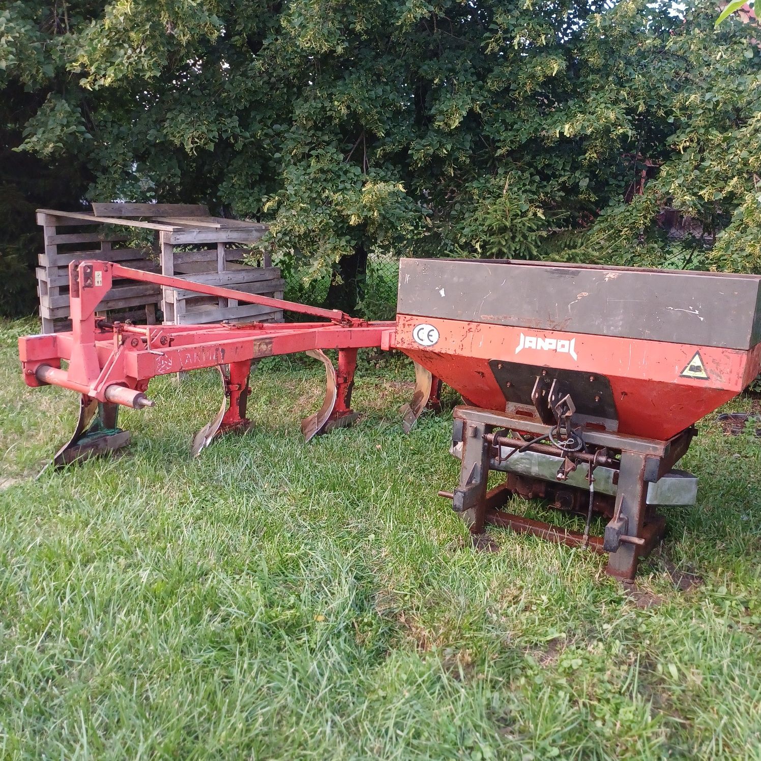 Pług 4 skibowy rozsiewacz