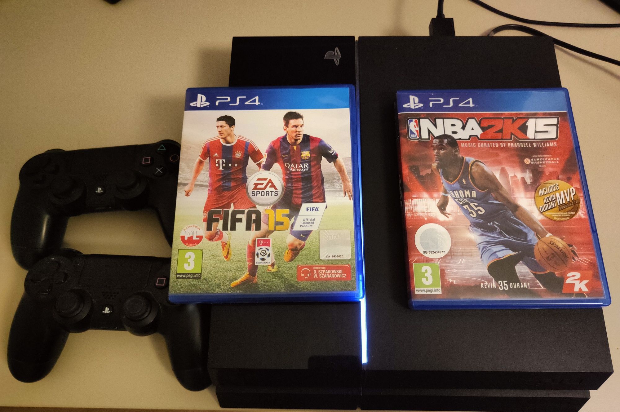 PlayStation 4 500GB + 2 pady