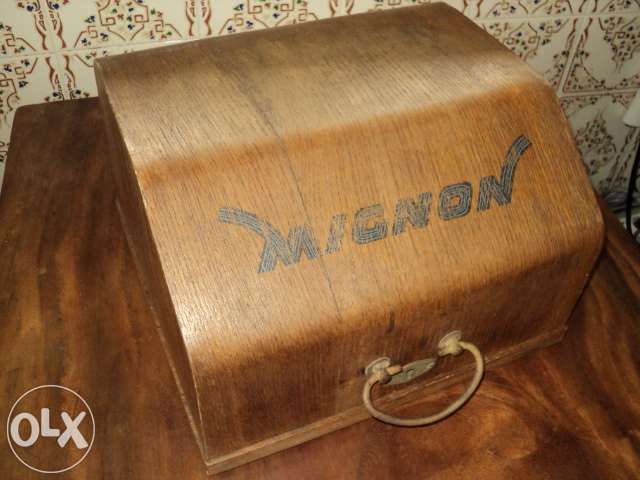 Máquina de escrever Mignon com caixa original -100 anos