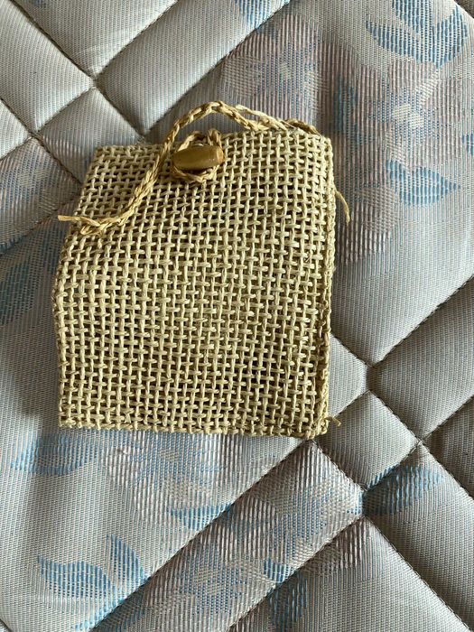 bolsinha em rafia pequena