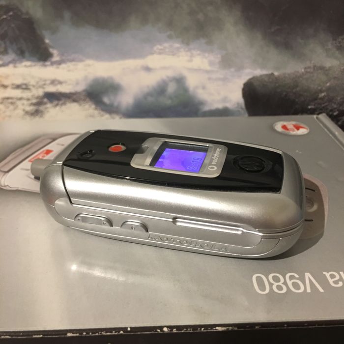 Telefon komorkowy motorola V980