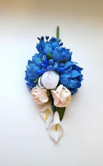 Бутоньерка брошь цветы синие васильки белые каллы пион розы кремовые