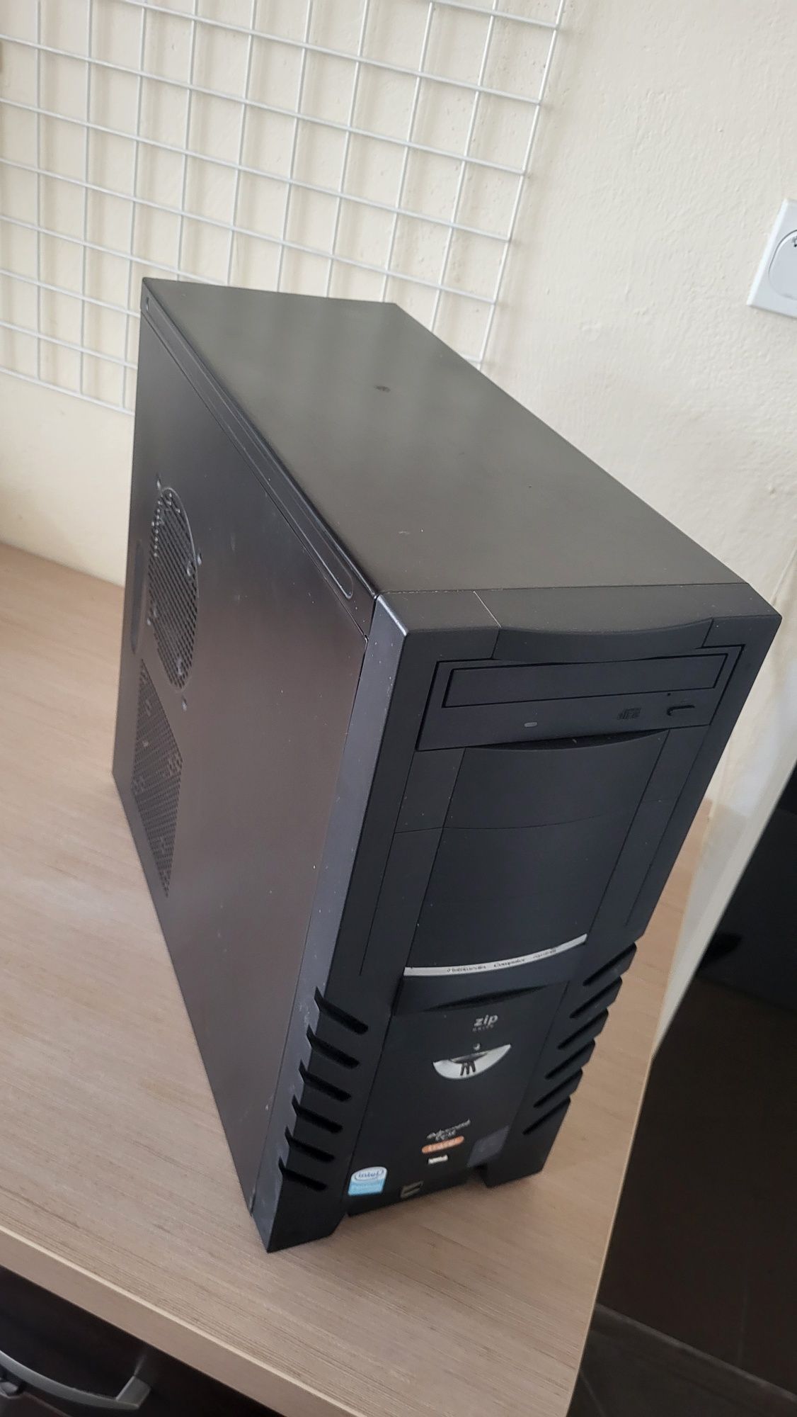 Komputer stacjonarny  I tel pentium E2180 2x 2Ghz 3GB Ram 250Gb HDD