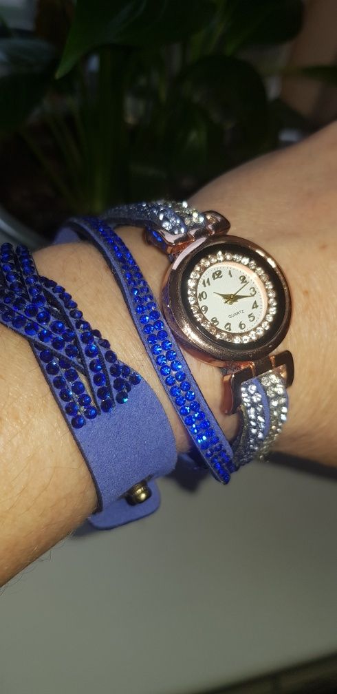 Часы женские ,синие,с камнями,несколько вариантов застежки