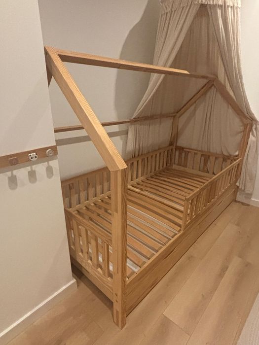 Łóżko DOMEK z 2 szufladami i baldachimem.