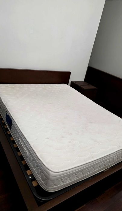 Cama de casal com colchão e mesinha de cabeceira mais movel