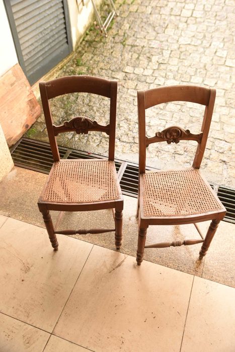 Cadeiras de palhinha antigas em madeira