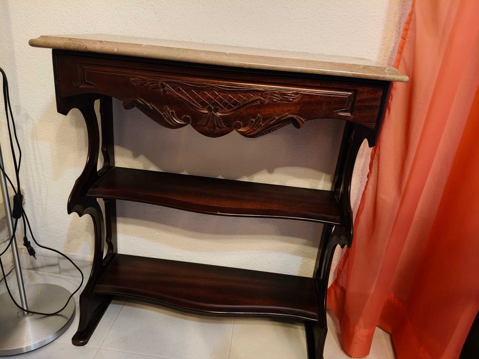 Móvel de apoio em mogno