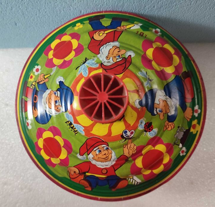 Antigo pião em chapa de metal