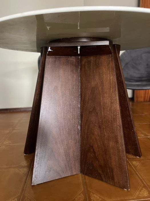 Mesa com duas cadeiras