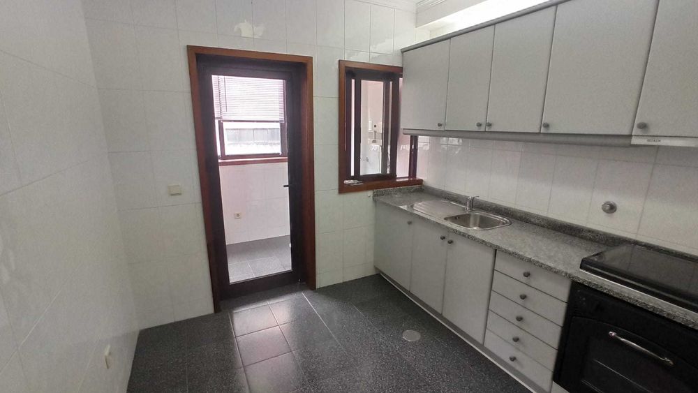 Alugo T1 com areas generosas e lugar de garagem no centro de Penafiel
