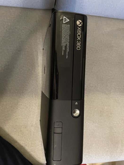 Konsola xbox 360 z zasilaczem i dyskiem
