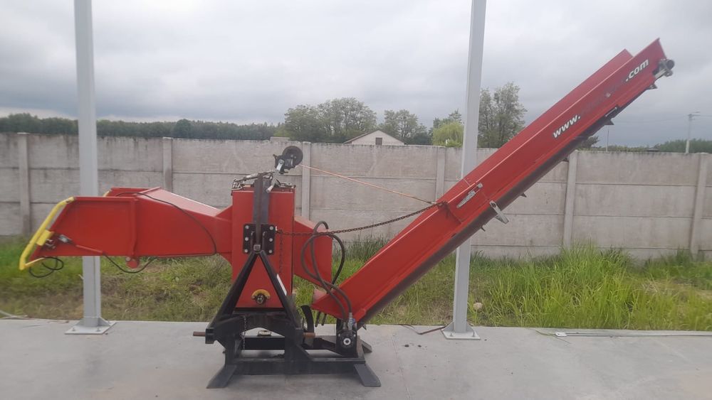 Rębak remet leśny rp 200 z taśmociągiem podawczym na przyczepe