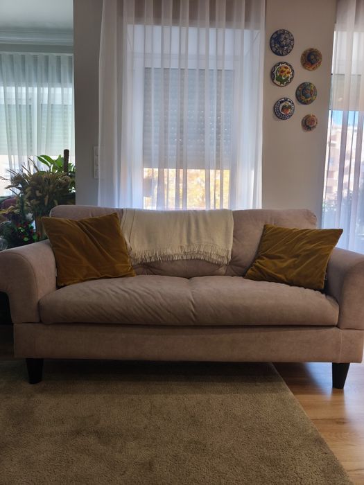 Sofá Bege 2 Lugares — 175cm | Confortável e em Excelente Estado