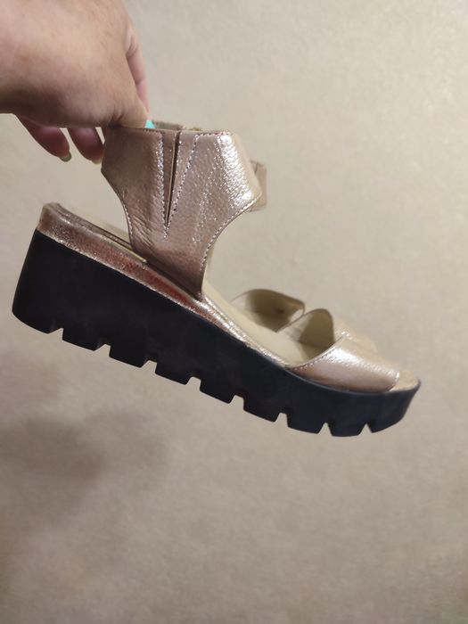 Босоніжки шкіряні