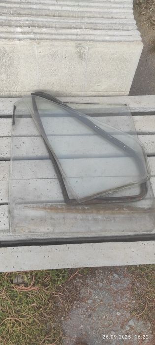 Скло передньої правої двері Renault traffic 89-2001 роки