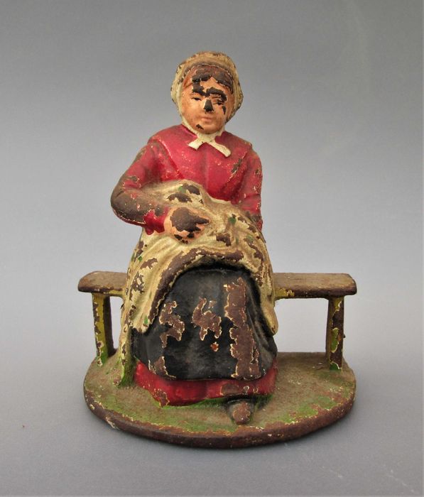 Antigo Batente de Porta em Ferro Fundido "Bordadeira" fins de sec. XIX