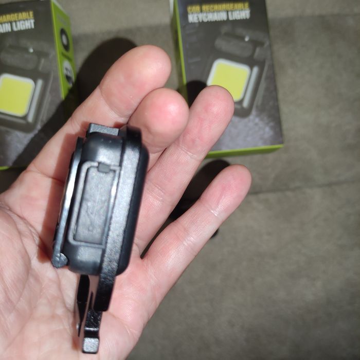 Фонарик карманный с карабином