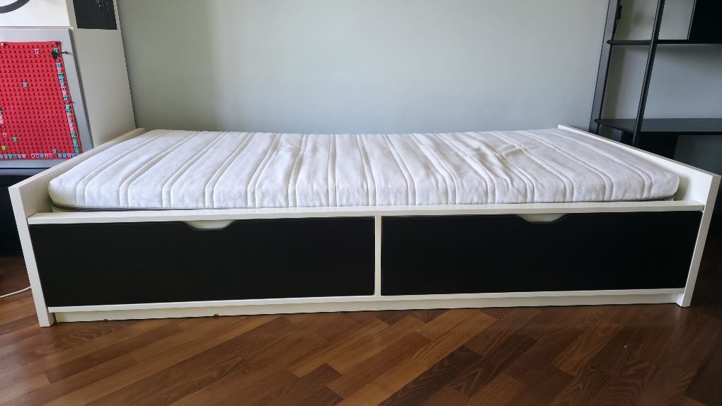 Łóżko młodzieżowe Flaxa z materacem