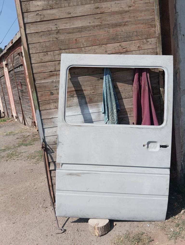 Продам двері бокові відїзні і задні низькі
