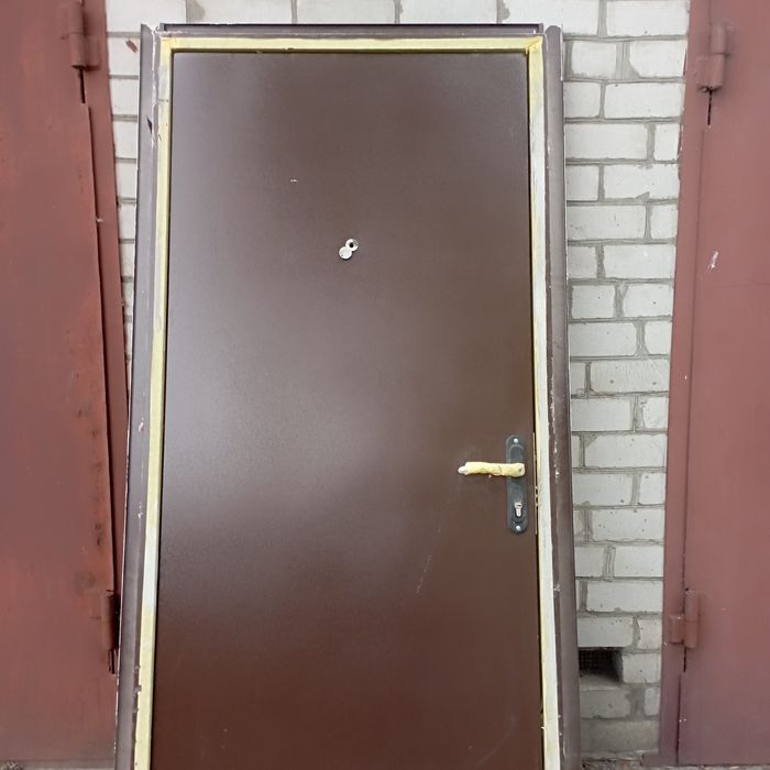 Продам двері вхідні металеві