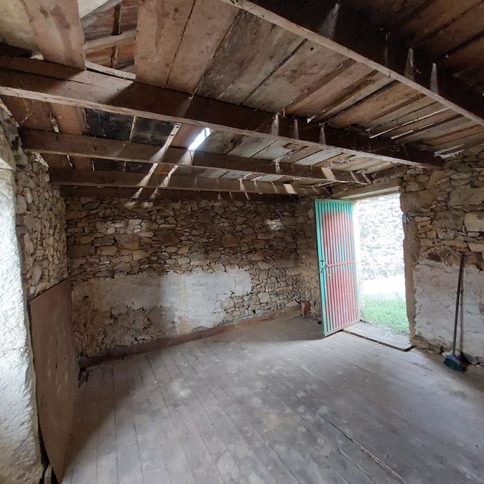 Construção em pedra com terreno