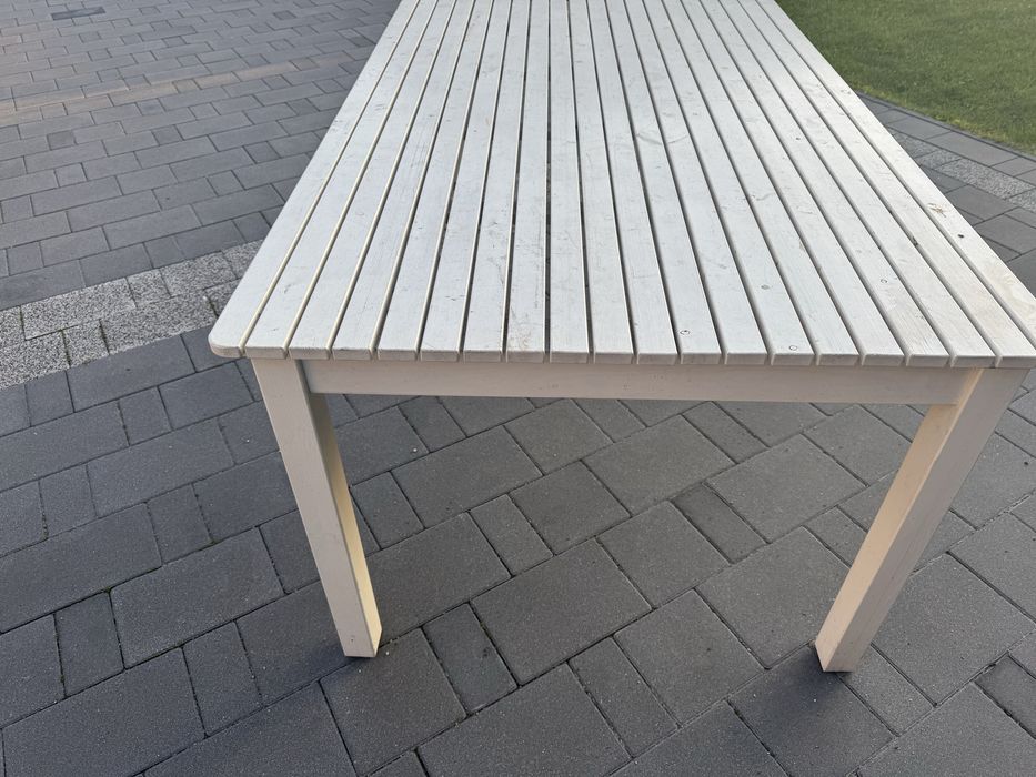 Duzy drewniany stół ogrodowy