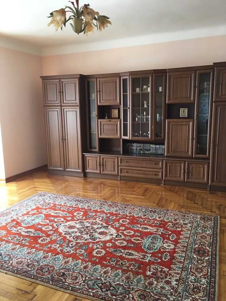 5-к. котедж 409,8 м2 з ремонтом, діл 10 сот за вул. Новокиселівська
