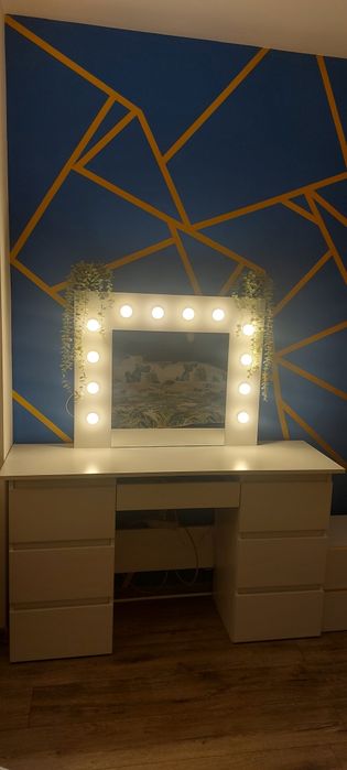 Toaletka Biała z lampkami szuflady