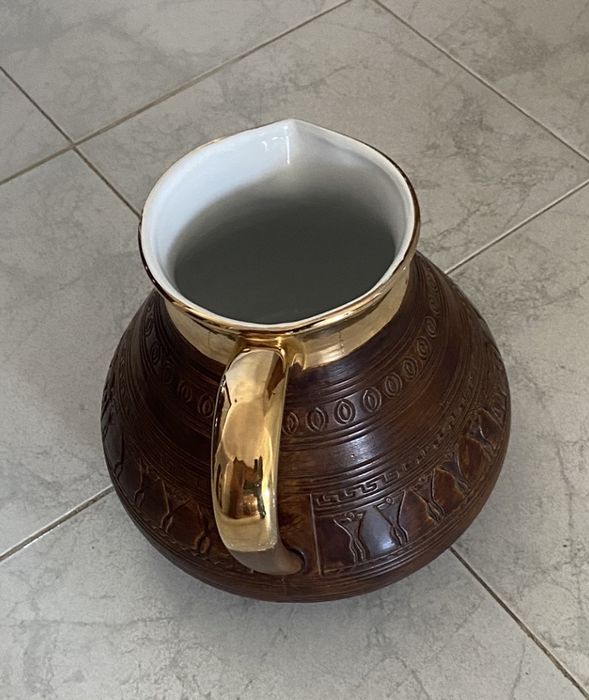 Jarra em louça castatanha e dourada