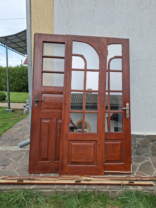 Двері бу деревʼяні