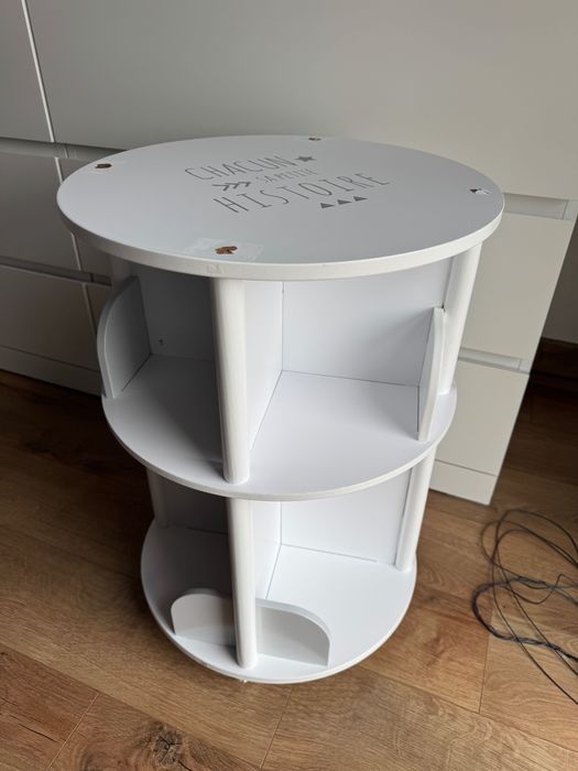 Regał na ksiązki dla dziecka na kółkach marki Atmosphere