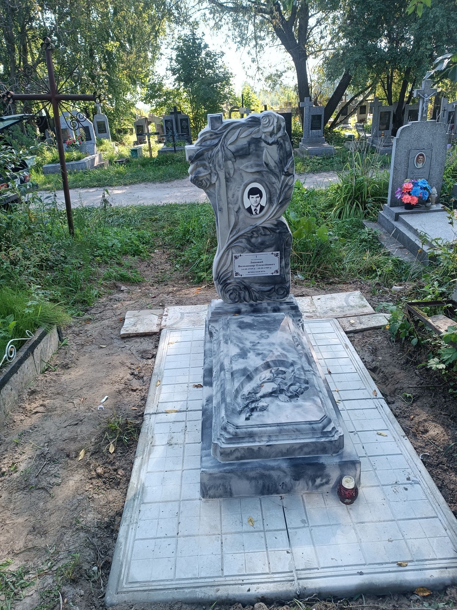Пам'ятник з встановленням одинарний