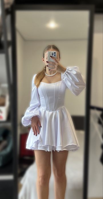 Коротка біла сукня