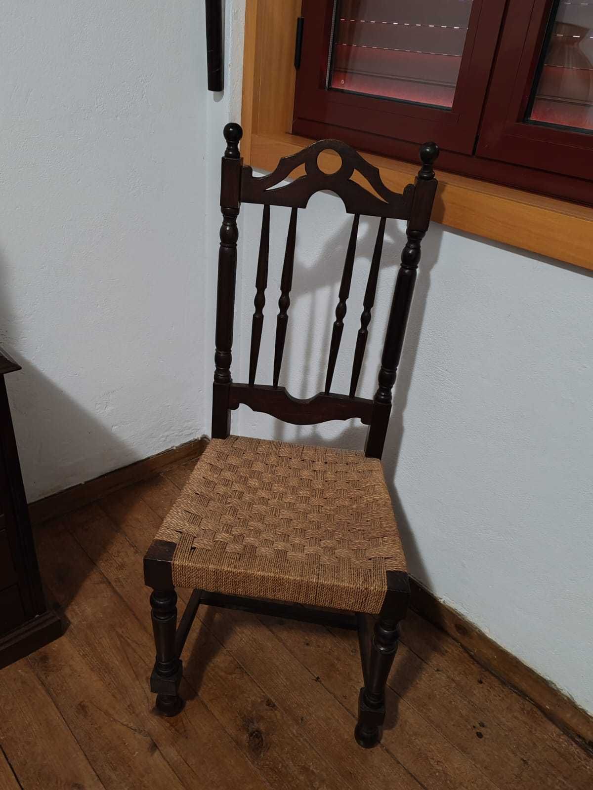 Cadeira em madeira com o assento em corda. Nova.