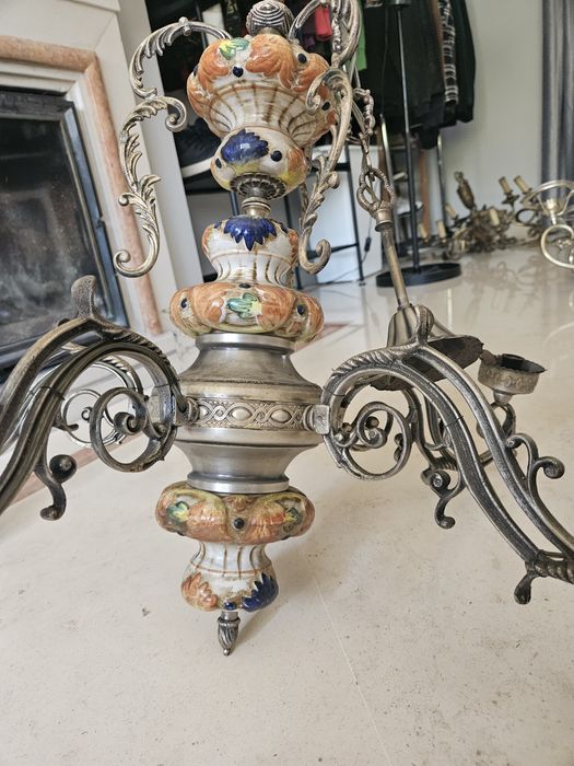 Espetacular candelabro de metal e loiça